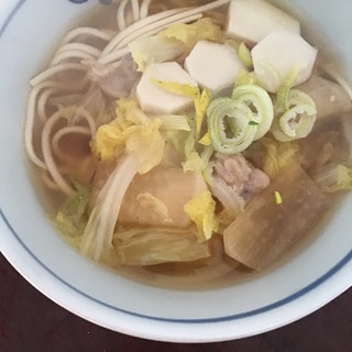 ゆず香る鶏モモと里芋と冬野菜の煮込み細うどん。